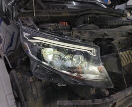 Фары рестайлинг 2024 Mercedes V-Class W447 с надписью MULTIBEAM LED и значками MERCEDES-BENZ 