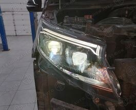 Фары рестайлинг 2024 Mercedes V-Class W447 с надписью MULTIBEAM LED и значками MERCEDES-BENZ 
