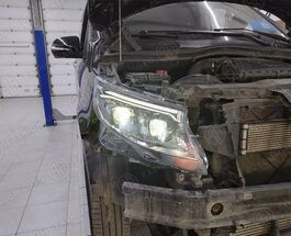 Фары рестайлинг 2024 Mercedes V-Class W447 с надписью MULTIBEAM LED и значками MERCEDES-BENZ 